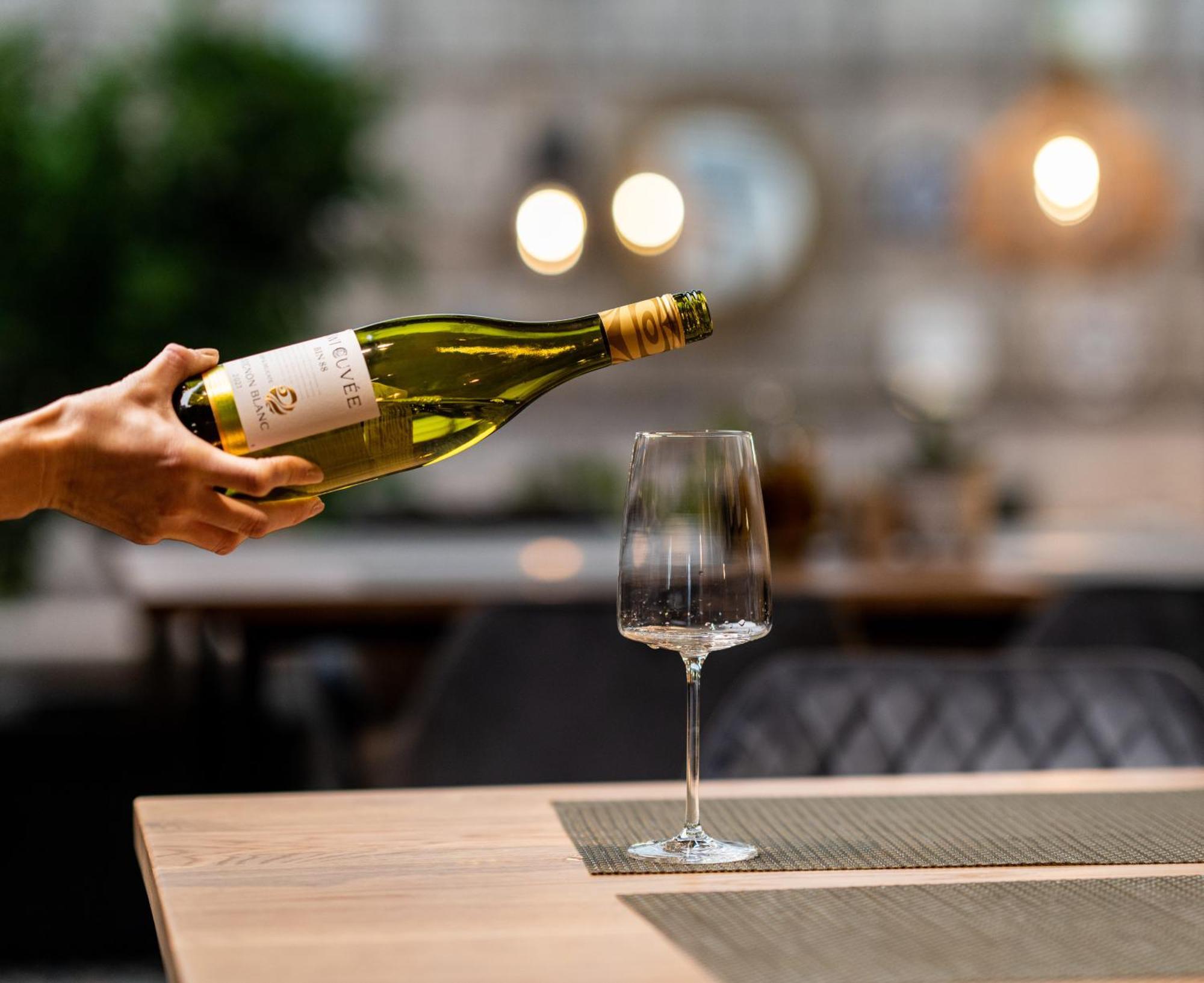 Hotel Residence Promenade Burgas Exterior photo Wine being poured